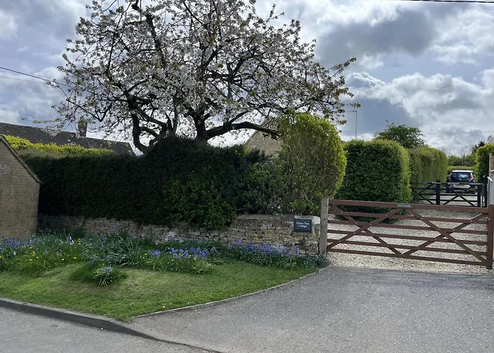 Cherry Tree Cottage In Idyllic Cotswold Village