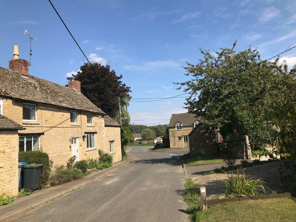 Cherry Tree In Idyllic Cotswold Village Чиппинг-Нортон
